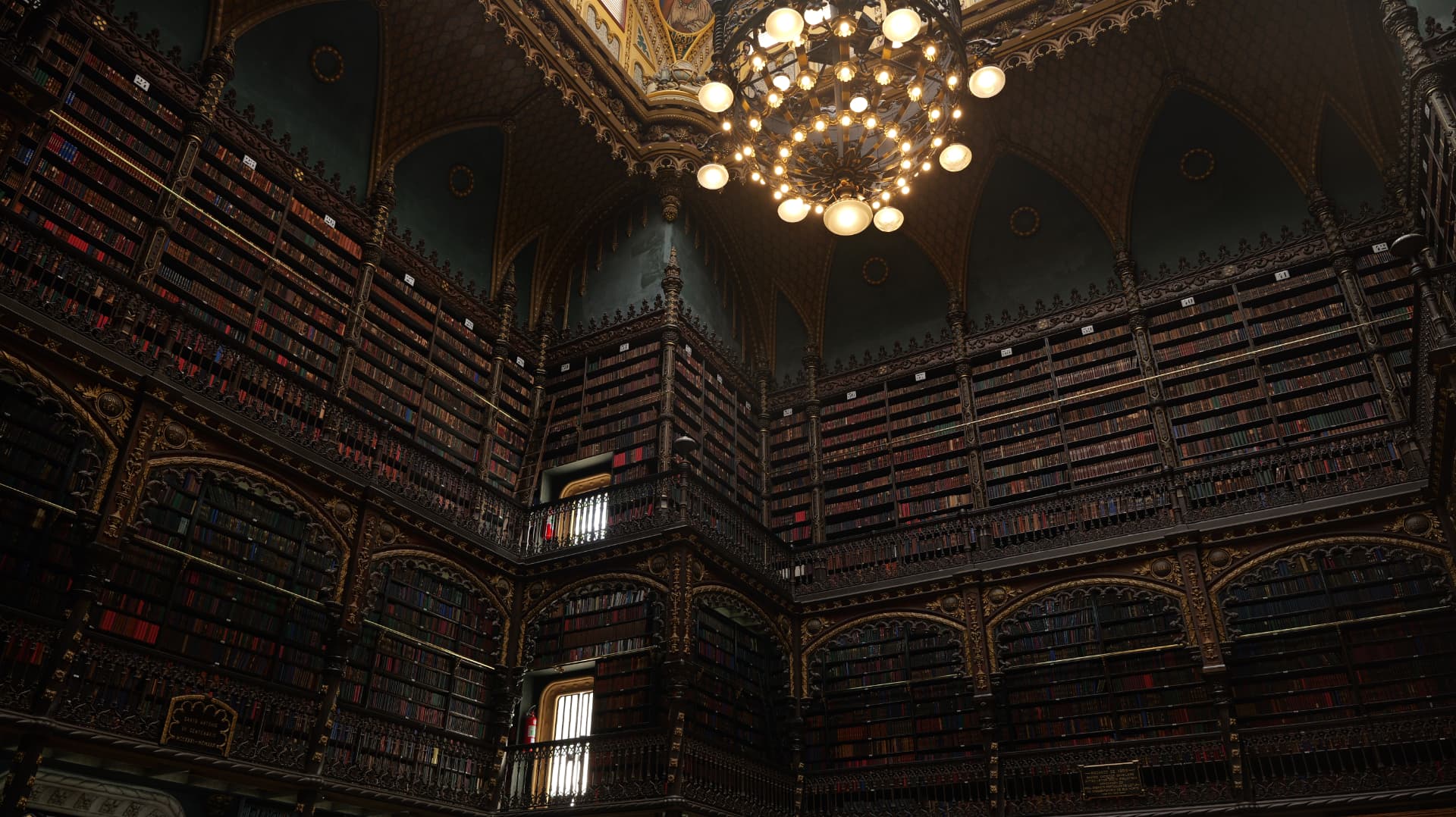 Grand chandelier over the carved wooden shelves of the Real Gabinete library in Rio